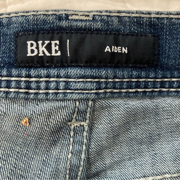 BKE Buckle Men's Aiden Jeans; Medium Wash w/Whiskering; Size 27x30 - Picture 7 of 9